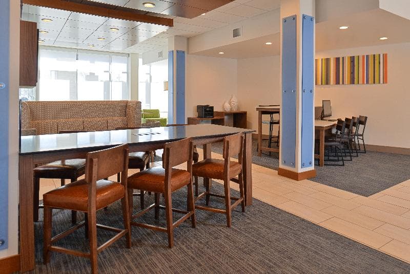 Holiday Inn Express And Suites Farmington Hills De photo 1