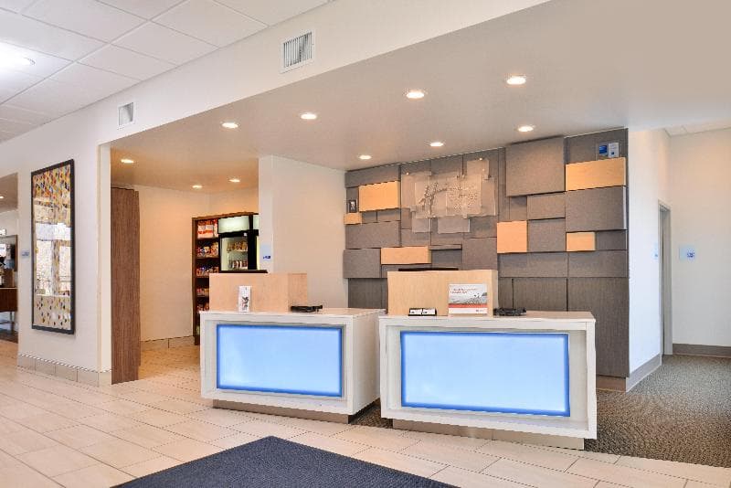 Holiday Inn Express And Suites Farmington Hills De 5