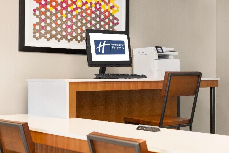 Holiday Inn Express & Suites Philadelphia - Mt. Laurel 2