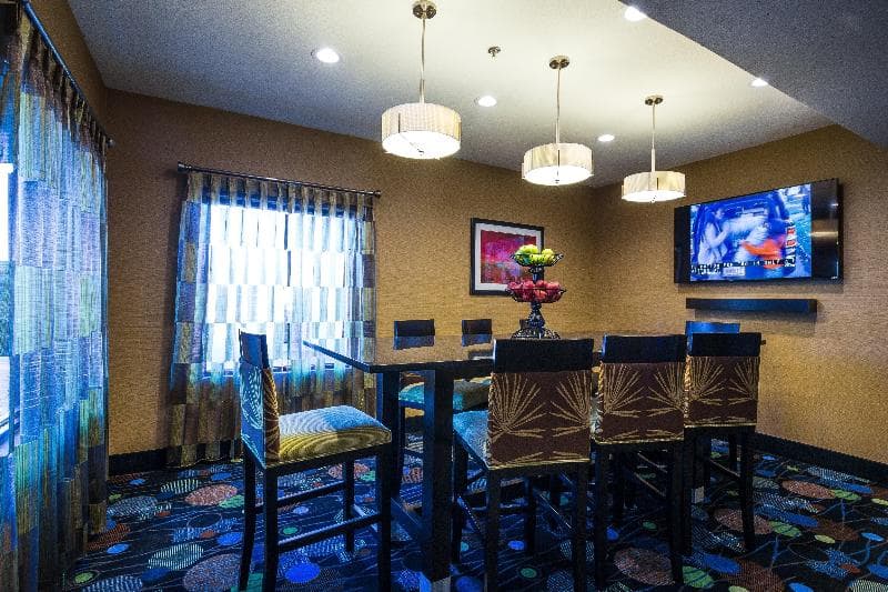Holiday Inn Express And Suites Edmond 2