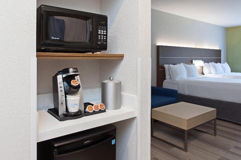 Holiday Inn Express & Suites Corona photo 1