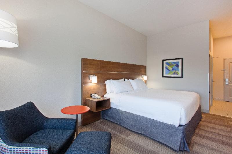Holiday Inn Express & Suites Corona 3