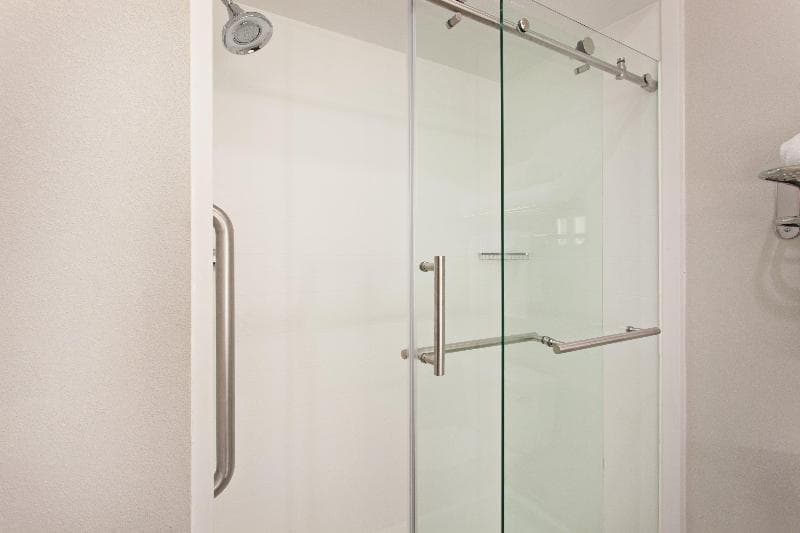 Holiday Inn Express & Suites Corona 4