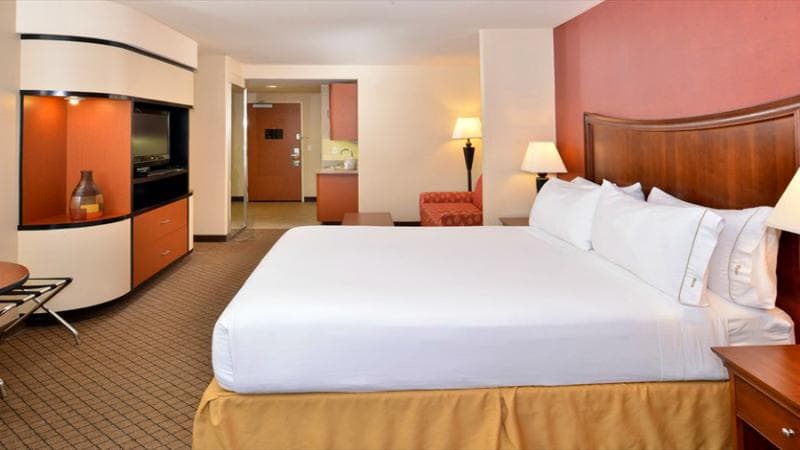 Holiday Inn Express & Suites Lincoln-Roseville Area photo 1
