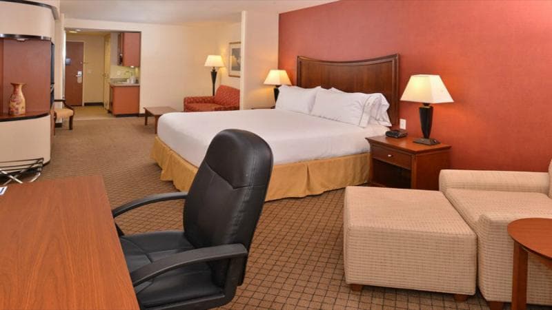 Holiday Inn Express & Suites Lincoln-Roseville Area 3