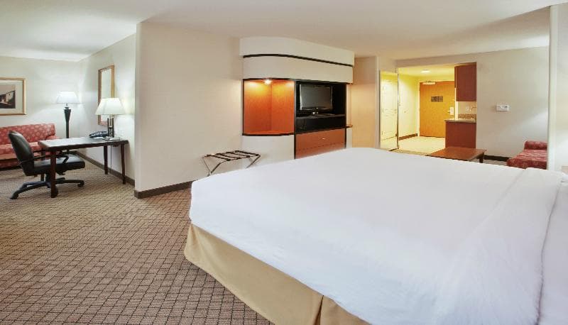 Holiday Inn Express & Suites Lincoln-Roseville Area 5