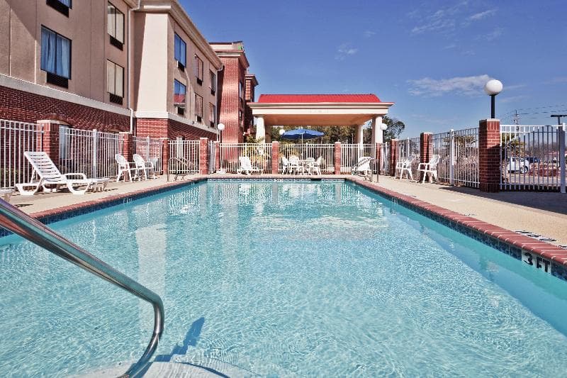Holiday Inn Express & Suites Forest 4