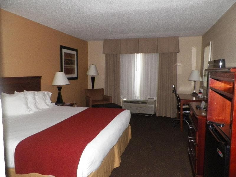 Holiday Inn Express & Suites Forest 5
