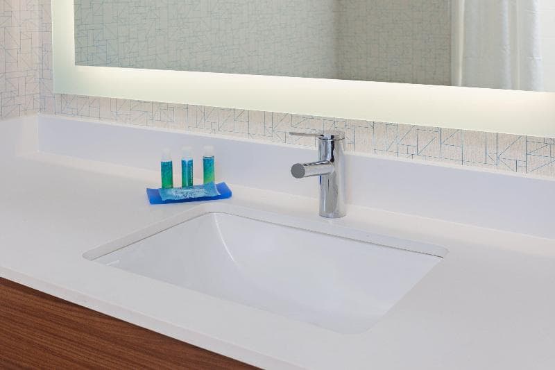 Holiday Inn Express & Suites Elk Grove West I-5 5