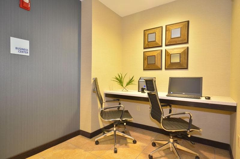 Holiday Inn Express And Suites Farmington photo 1