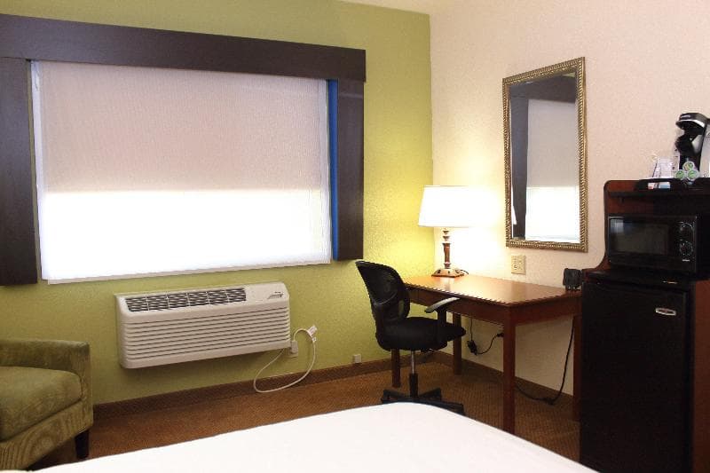 Holiday Inn Express And Suites Farmington Bloomfie 3