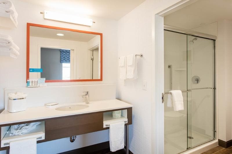 Holiday Inn Express & Suites Ventura Harbor photo 1