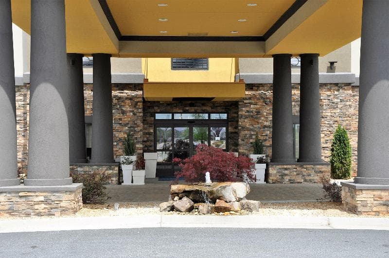 Holiday Inn Express And Suites Perry National Fair 3