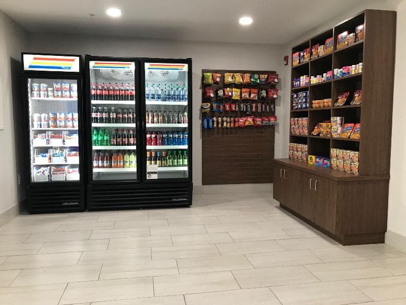 Holiday Inn Express & Suites Quincy I-10 2