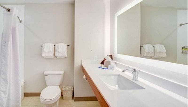 Holiday Inn Express & Suites Quincy I-10 5