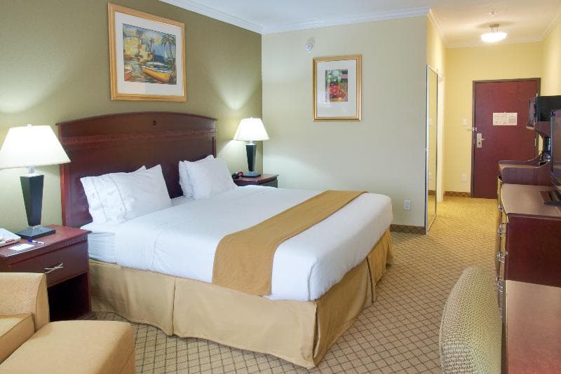 Holiday Inn Express And Suites Winnie 4