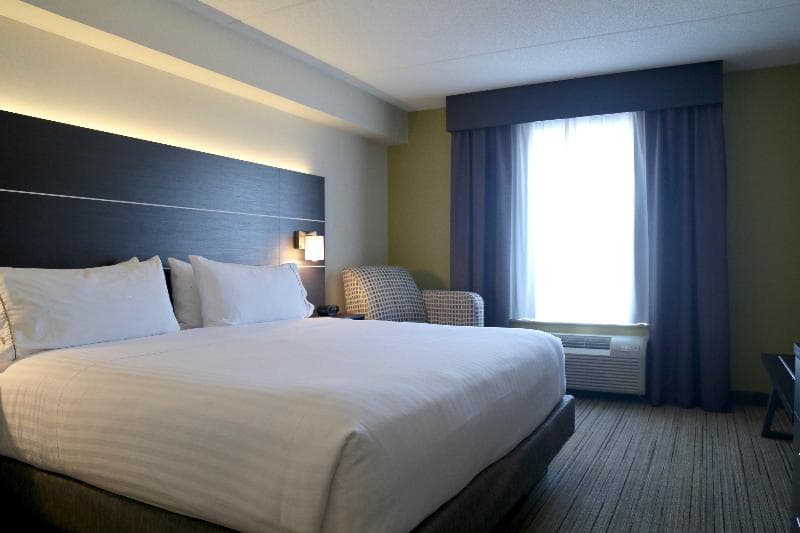 Holiday Inn Express & Suites Brampton 3