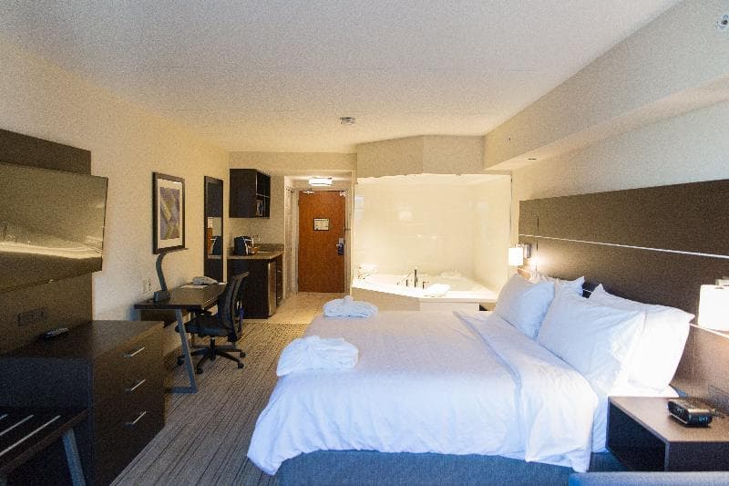 Holiday Inn Express & Suites Brampton 4