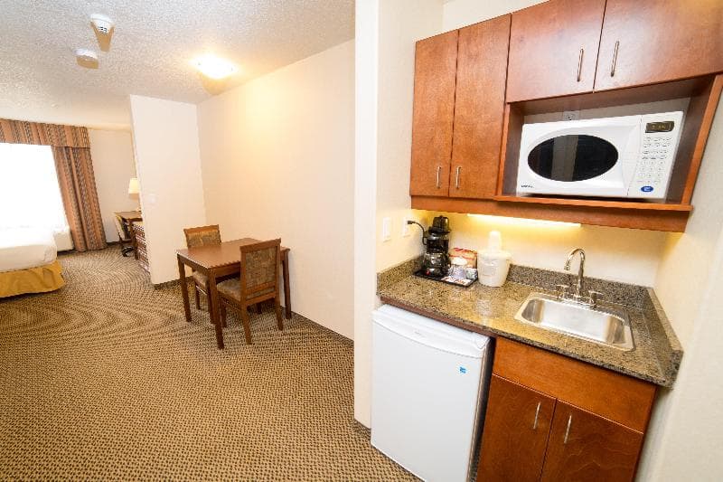 Holiday Inn Express & Suites Drayton Valley 3