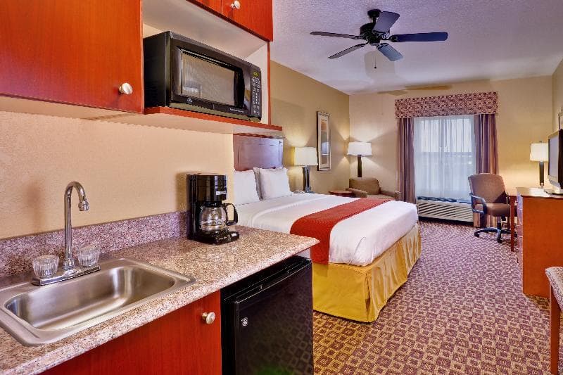 Holiday Inn Express Mccomb 4
