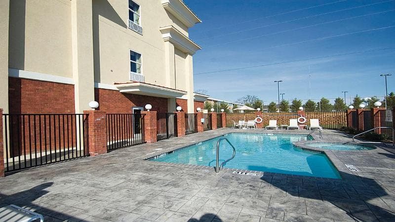 Holiday Inn Express Mccomb 2