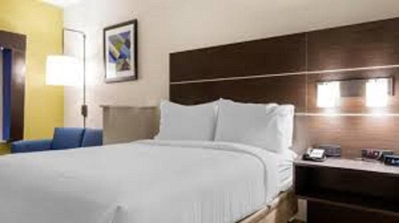 Holiday Inn Express Mccomb 3
