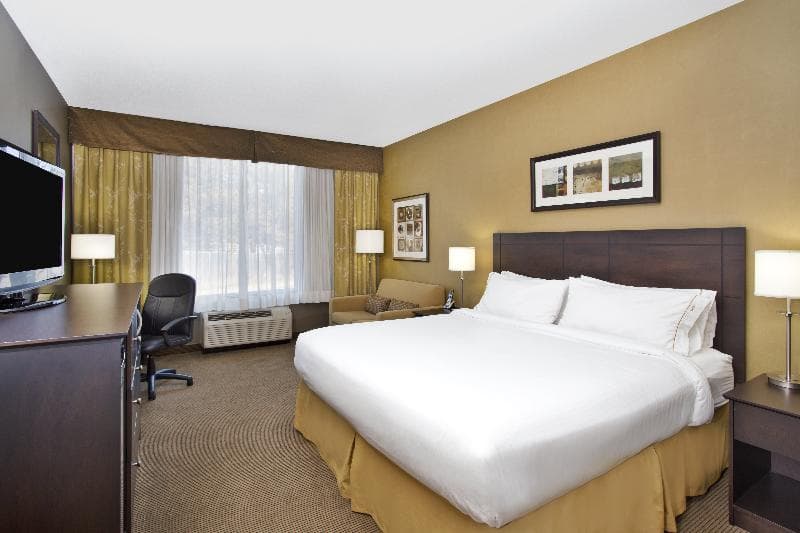 Holiday Inn Express & Suites Kingston Central 3