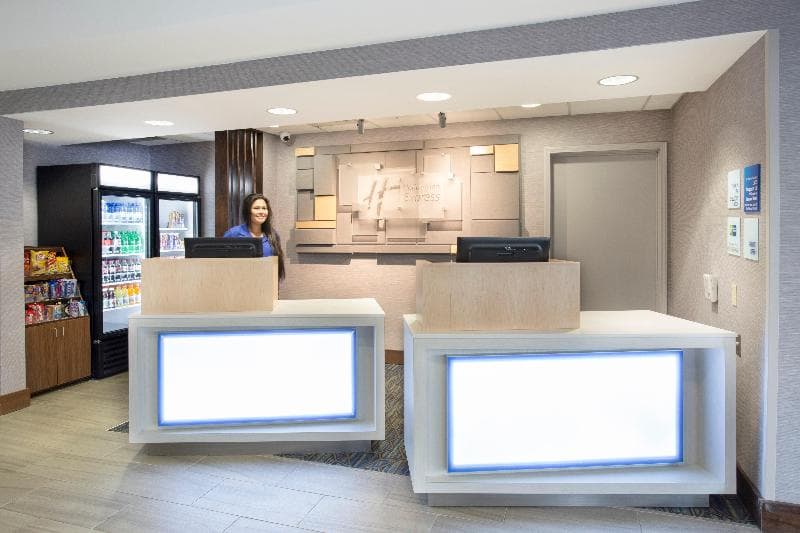 Holiday Inn Express Kansas City - at the Legends 5