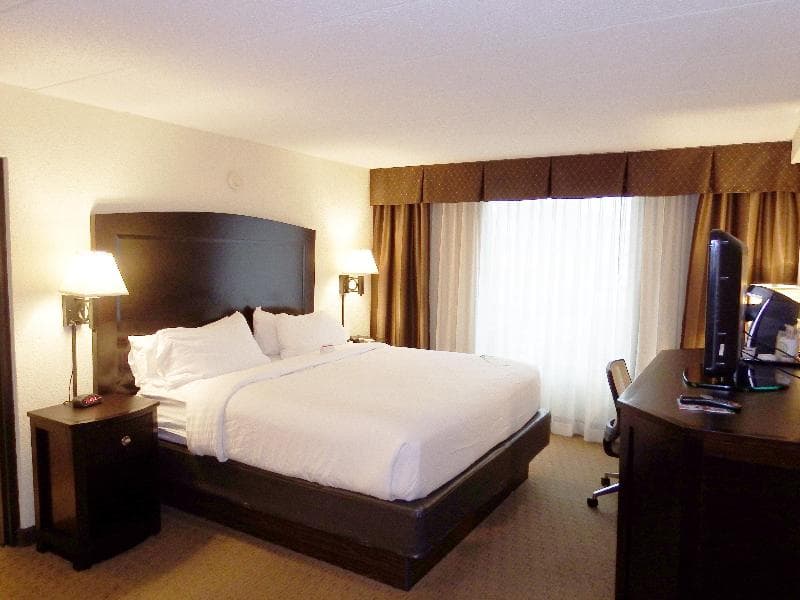 Holiday Inn & Suites Charleston West 5