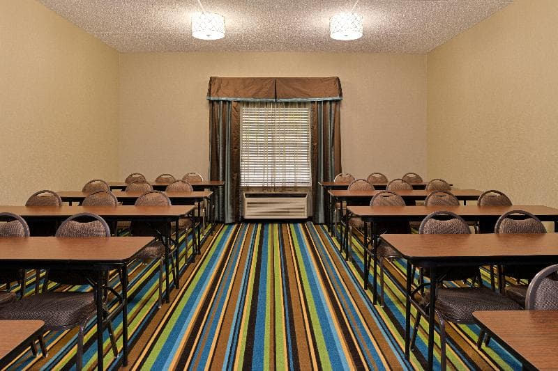 Holiday Inn Express And Suites St Marys 2