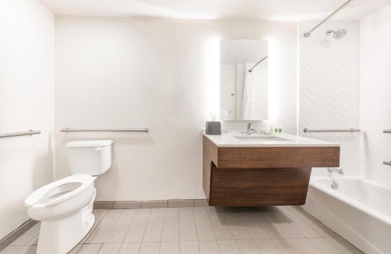 Holiday Inn & Suites Orange Park - Wells Rd. 3
