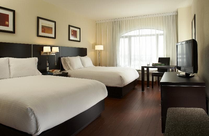 Holiday Inn & Suites Montreal Airport 5