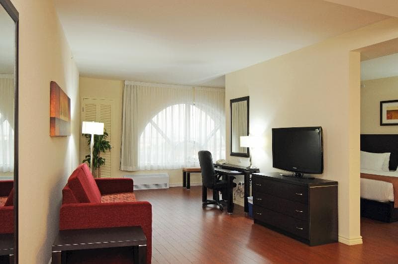 Holiday Inn & Suites Montreal Airport 3