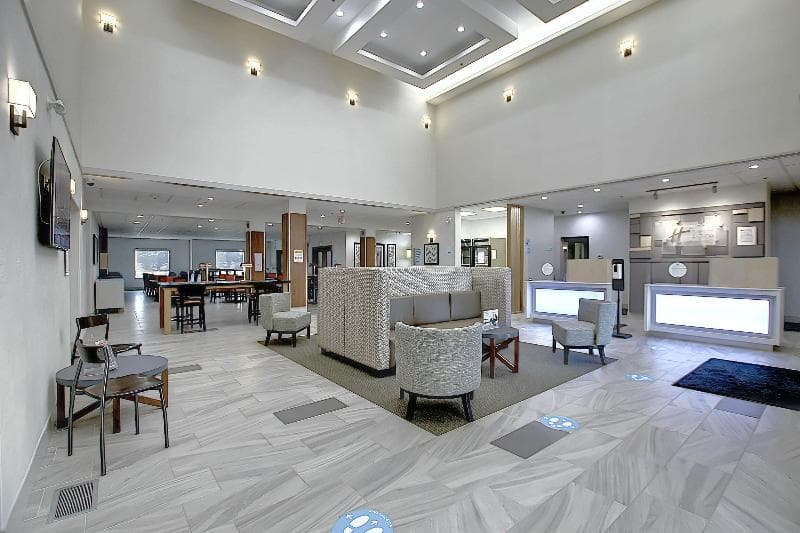 Holiday Inn Express & Suites Airport-Calgary 2