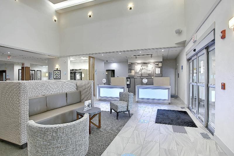 Holiday Inn Express & Suites Airport-Calgary 3