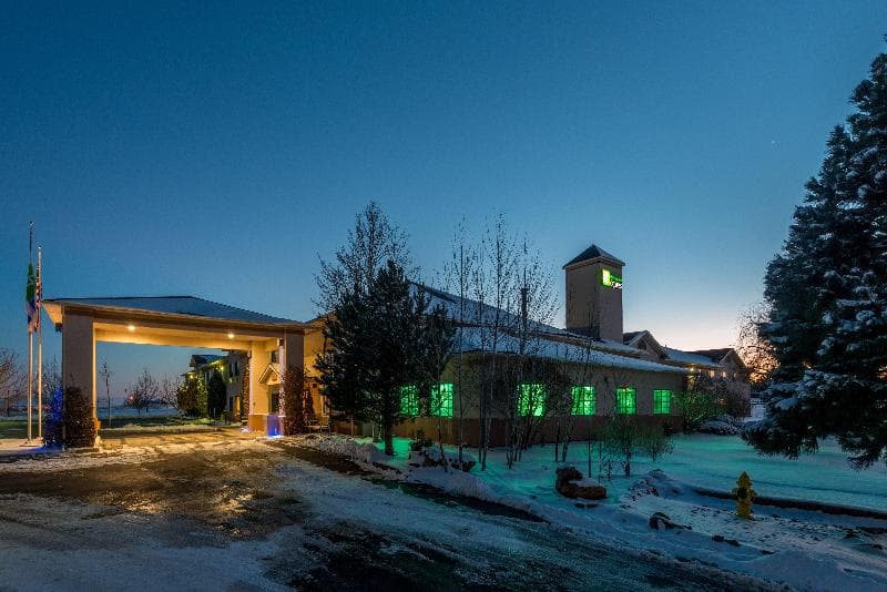 Holiday Inn Express And Suites Raton 2