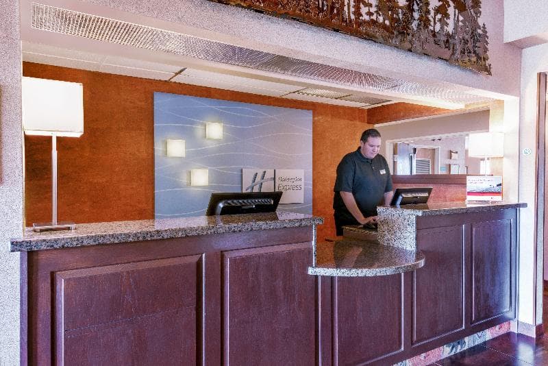 Holiday Inn Express And Suites Raton 3
