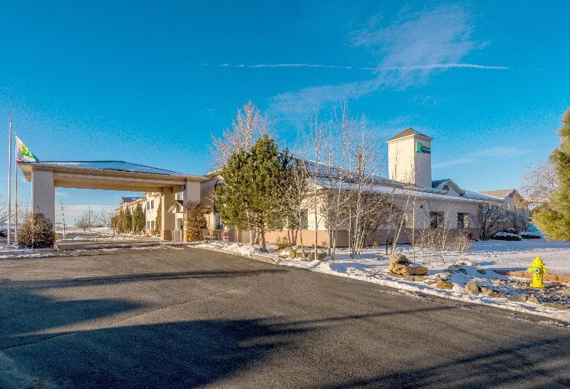 Holiday Inn Express And Suites Raton 5