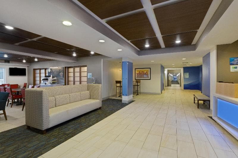 Holiday Inn Express & Suites Tavares - Leesburg 2