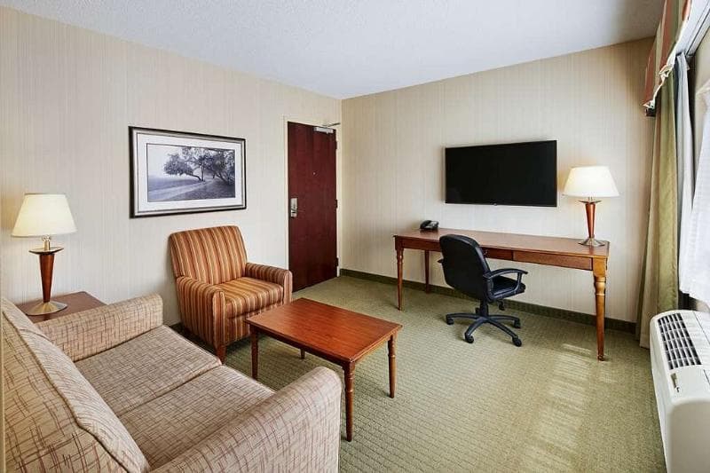 DoubleTree by Hilton Front Royal Blue Ridge Shadows 5