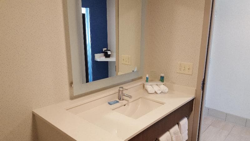 Holiday Inn Express & Suites Oswego 3