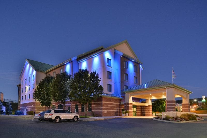 Holiday Inn Express Breezewood 3