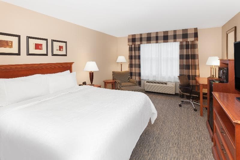 Holiday Inn Express & Suites Tilton - Lakes Region photo 1