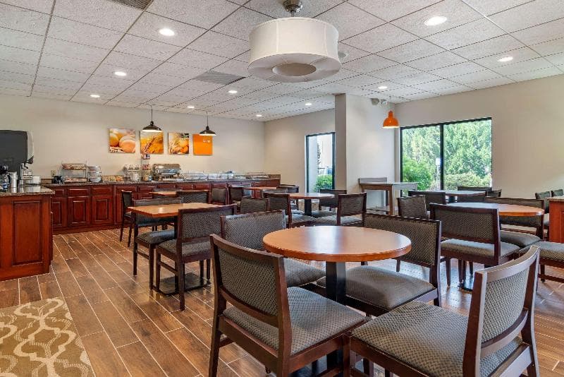 Comfort Inn & Suites 4