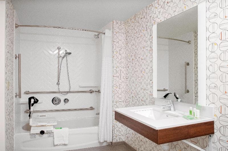 Holiday Inn & Suites Marlborough photo 1