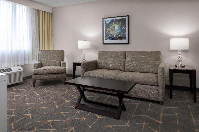 Holiday Inn & Suites Marlborough 5