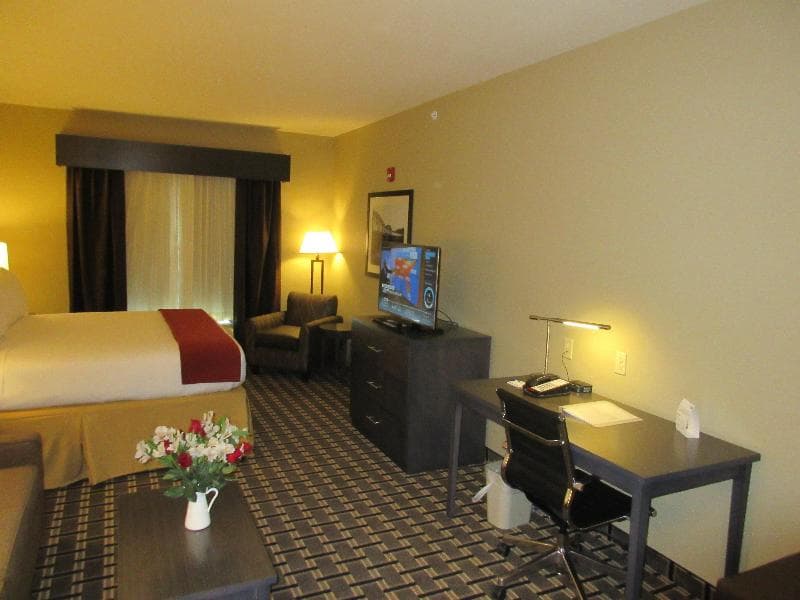 Holiday Inn Express And Suites Butler 4