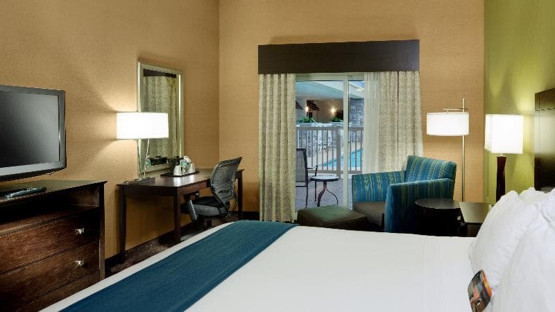 Holiday Inn Express And Suites Saginaw 4