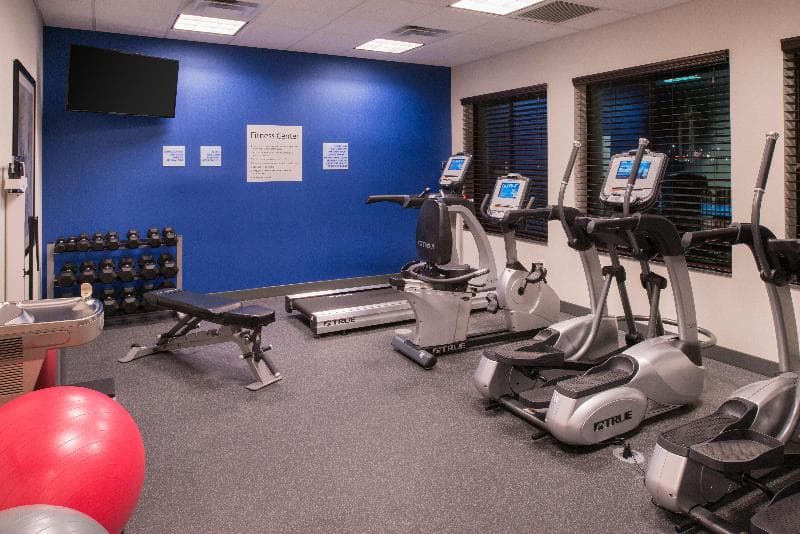 Holiday Inn Express & Suites Bakersfield Airport 2