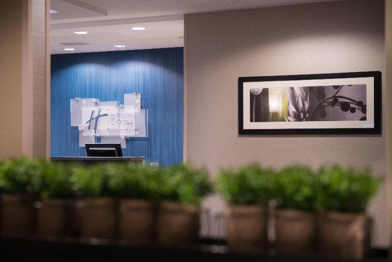 Holiday Inn Express & Suites Bakersfield Airport 5